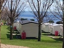 3-bed Cabin, Sleeps 6 With Pool & 5 Mins to Beach