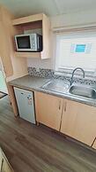 3-bed Cabin, Sleeps 6 With Pool & 5 Mins to Beach
