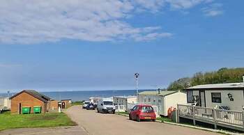 3-bed Cabin, Sleeps 6 With Pool & 5 Mins to Beach