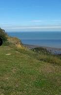 3-bed Cabin, Sleeps 6 With Pool & 5 Mins to Beach