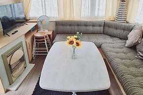 3-bed Cabin, Sleeps 6 With Pool & 5 Mins to Beach