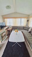 3-bed Cabin, Sleeps 6 With Pool & 5 Mins to Beach