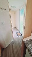 3-bed Cabin, Sleeps 6 With Pool & 5 Mins to Beach