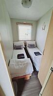 3-bed Cabin, Sleeps 6 With Pool & 5 Mins to Beach