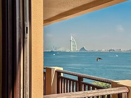 Oceanfront 2BR Apartment With Sea Views