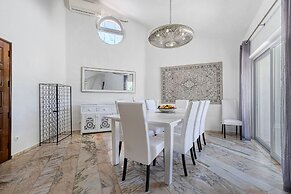 Golfinhos Magnificent Spacious 5 Bedroom Villa