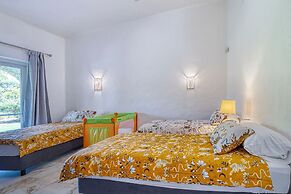 Golfinhos Magnificent Spacious 5 Bedroom Villa