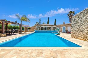 Golfinhos Magnificent Spacious 5 Bedroom Villa