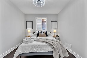 High-ceiling Home Relaxing Patio in Waterloo
