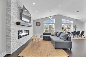 High-ceiling Home Relaxing Patio in Waterloo