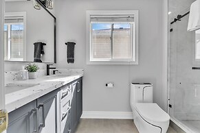 High-ceiling Home Relaxing Patio in Waterloo