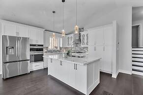 High-ceiling Home Relaxing Patio in Waterloo