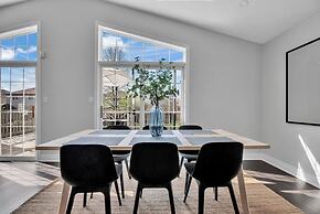 High-ceiling Home Relaxing Patio in Waterloo