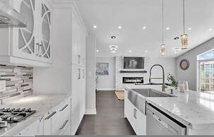 High-ceiling Home Relaxing Patio in Waterloo