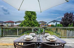 High-ceiling Home Relaxing Patio in Waterloo