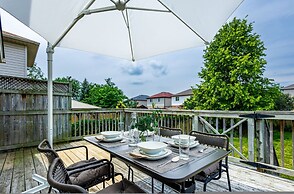 High-ceiling Home Relaxing Patio in Waterloo