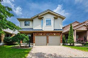 High-ceiling Home Relaxing Patio in Waterloo