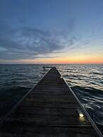 Waterfront 4BR Cottage Boat Deck BBQ