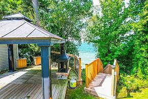 Waterfront 4BR Cottage Boat Deck BBQ