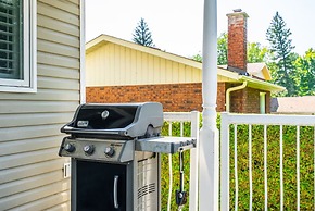 Waterfront 4BR Cottage Boat Deck BBQ