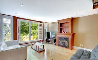 Waterfront 4BR Cottage Boat Deck BBQ
