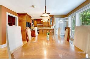 Waterfront 4BR Cottage Boat Deck BBQ