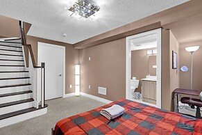 Stylish Mississauga Lower Unit BBQ Yard Paradise
