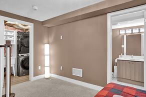 Stylish Mississauga Lower Unit BBQ Yard Paradise