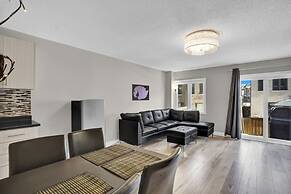 Stylish Mississauga Lower Unit BBQ Yard Paradise