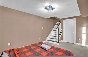 Stylish Mississauga Lower Unit BBQ Yard Paradise