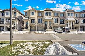 Stylish Mississauga Lower Unit BBQ Yard Paradise