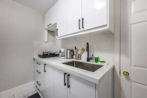 Serenity by the Falls Modern 2 Bedroom Hideaway