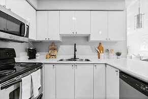 Contemporary 3BR Townhouse in Ajax Cozy Central