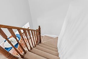 Contemporary 3BR Townhouse in Ajax Cozy Central