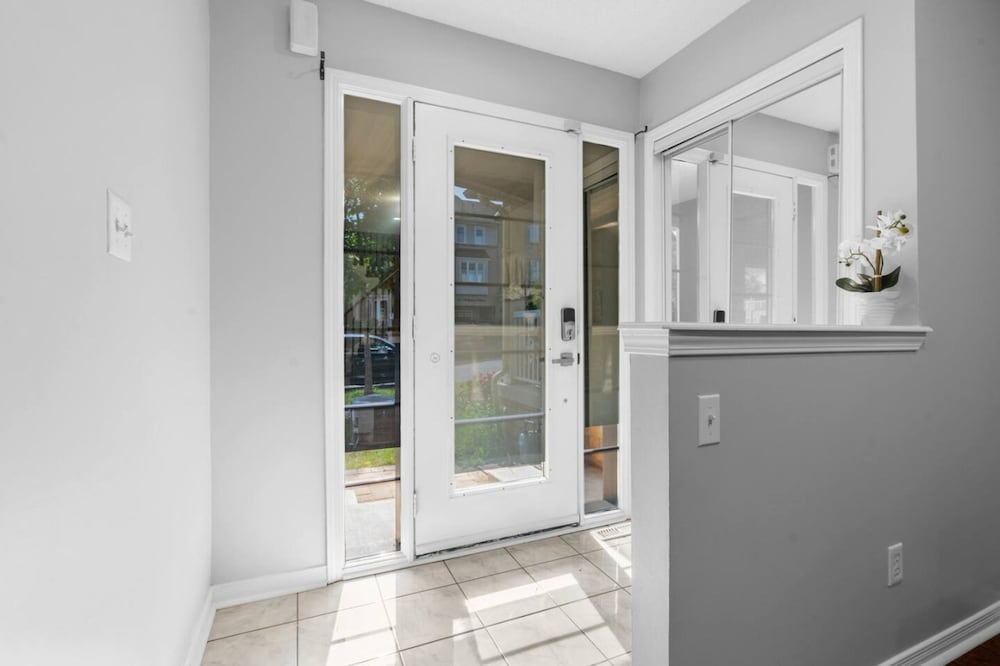 Contemporary 3BR Townhouse in Ajax Cozy Central