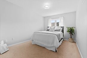 Contemporary 3BR Townhouse in Ajax Cozy Central