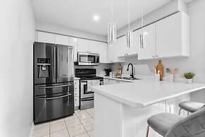 Contemporary 3BR Townhouse in Ajax Cozy Central