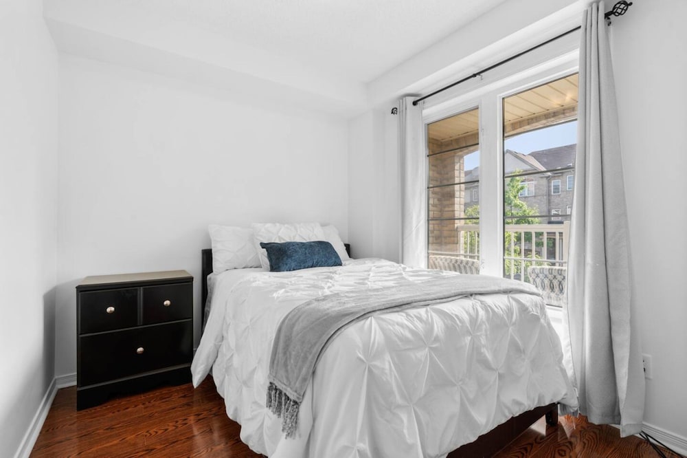 Contemporary 3BR Townhouse in Ajax Cozy Central