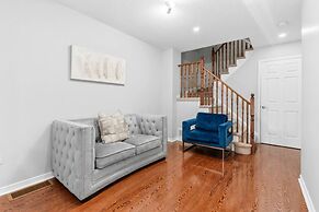 Contemporary 3BR Townhouse in Ajax Cozy Central