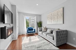 Contemporary 3BR Townhouse in Ajax Cozy Central