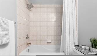 Contemporary 3BR Townhouse in Ajax Cozy Central
