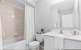 Contemporary 3BR Townhouse in Ajax Cozy Central