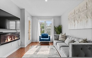 Contemporary 3BR Townhouse in Ajax Cozy Central