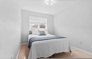 Contemporary 3BR Townhouse in Ajax Cozy Central