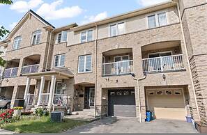 Contemporary 3BR Townhouse in Ajax Cozy Central