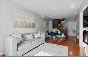 Contemporary 3BR Townhouse in Ajax Cozy Central