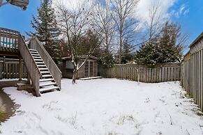 Comfortable Whitby 2 Bedroom Lower Suite