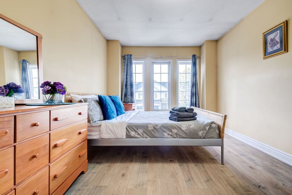 Brampton Retreat Quiet 2BR Residential Area