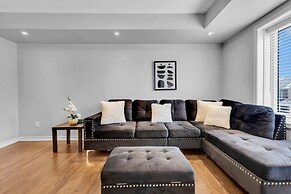 Cozy 3BR Home Parking Near Kitchener Attractions