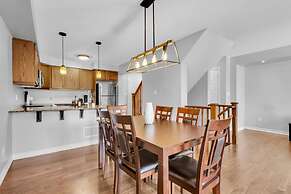 Cozy 3BR Home Parking Near Kitchener Attractions